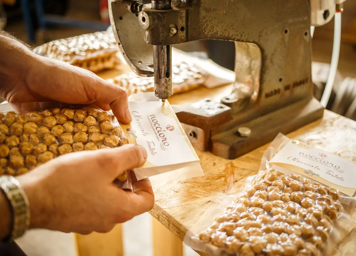 Hand-packaging of Noccioro roasted hazelnuts